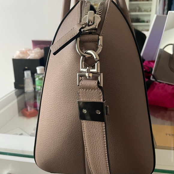 Givenchy Antigona Medium in nude - Picture 6 of 9